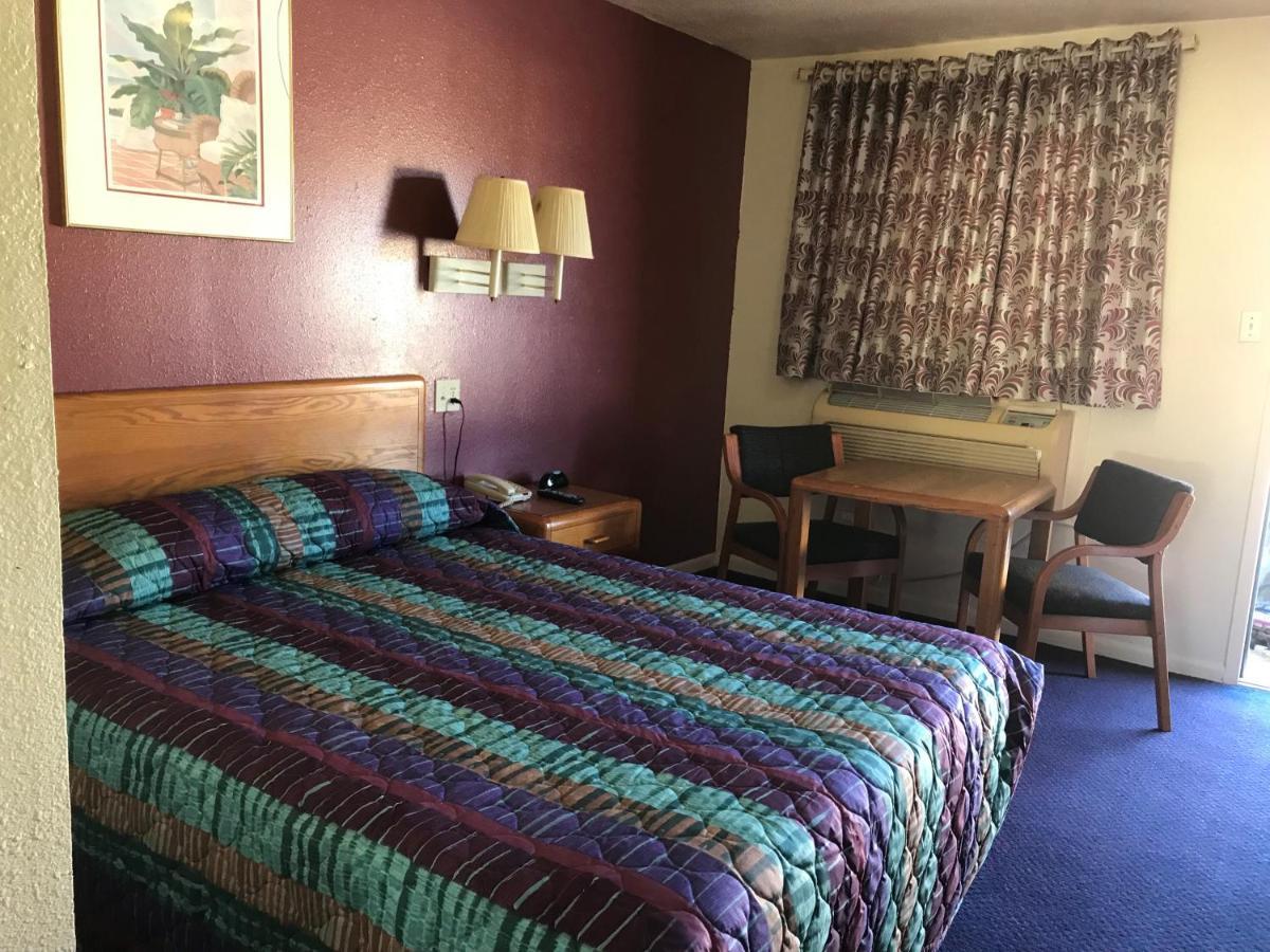Luxury Inn George West Bagian luar foto